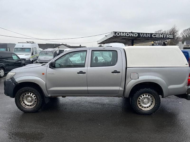 Used Toyota HiLux Active 144 HP (105 kW) 2015 Silver Pickup