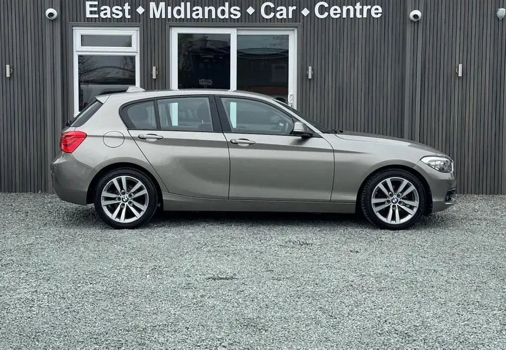 Używany BMW 118 Sport Line 150 KM (110 kW) 2017 Srebrny Hatchback