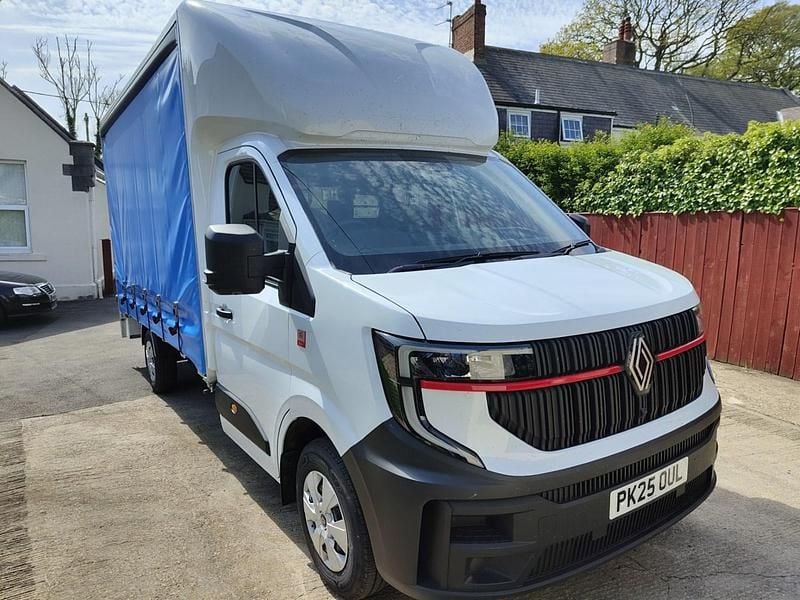 White New 2026 Renault Master MPV | £42,995 (A bit pricey) - Image 1/4