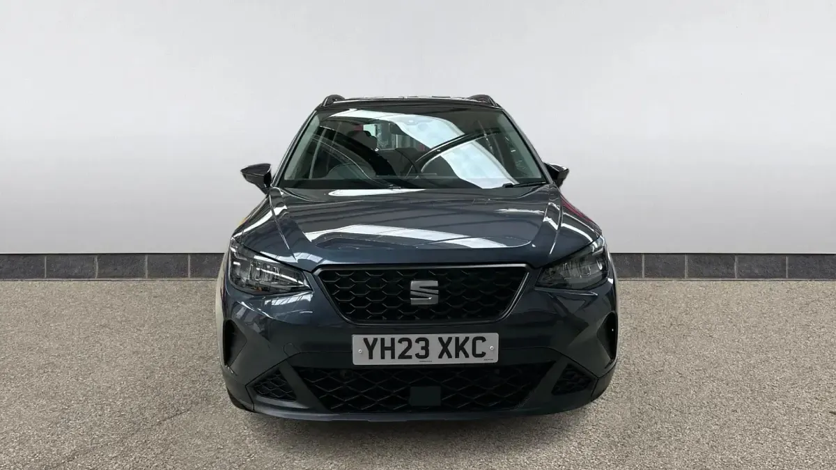 Begagnad Seat Arona SE 95 HK (69 kW) 2023 Grå SUV