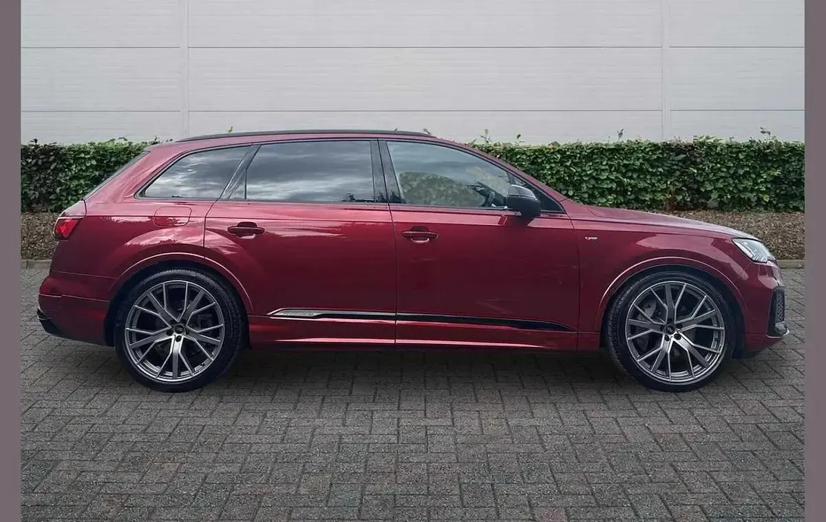 Used Audi Q7 Comfort 281 HP (206 kW) 2023 Red SUV