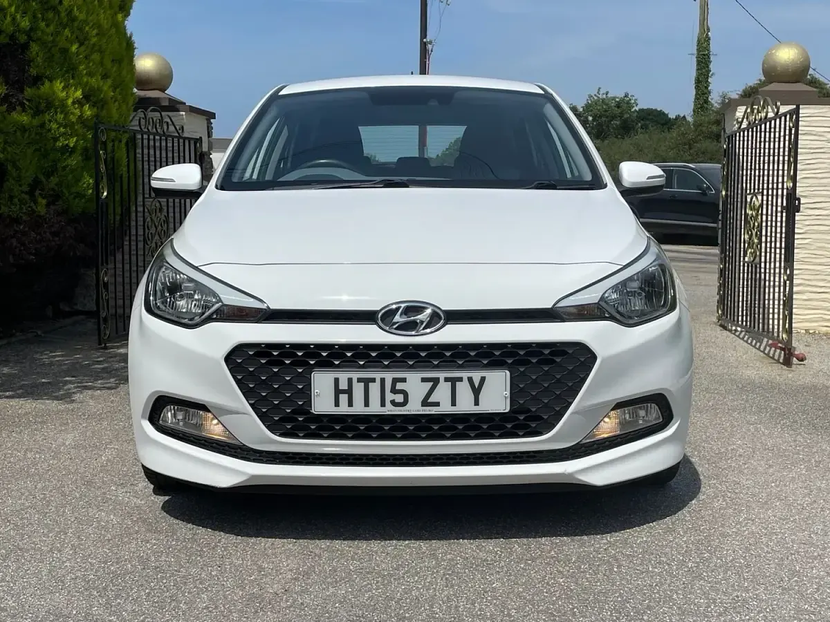 Used Hyundai i20 SE 84 HP (61 kW) 2015 White Hatchback
