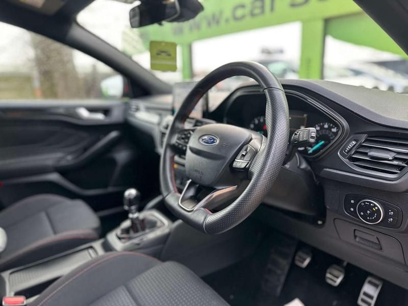 Used Ford Focus ST-Line 125 HP (91 kW) 2019 Red Hatchback