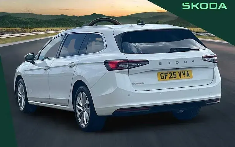 Second-hand Skoda Superb SE Technology 150 CP (110 kW) 2025 Alb Break
