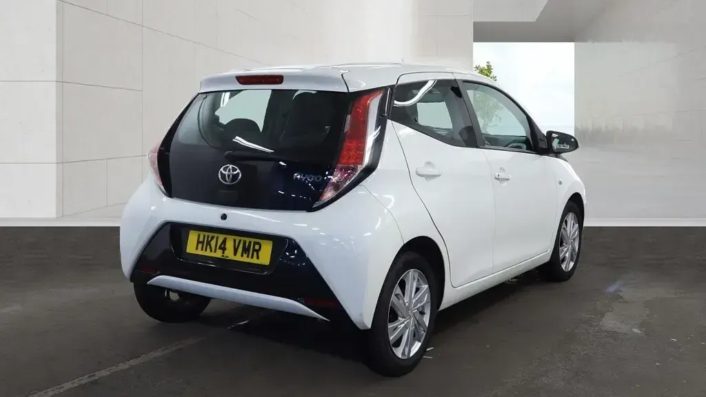 Used Toyota Aygo x-press 2014 White Hatchback