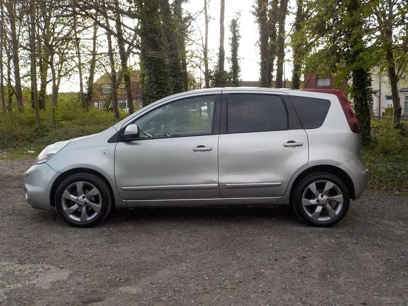 Begagnad Nissan Note N-TEC 90 HK (66 kW) 2011 Silver Halvkombi