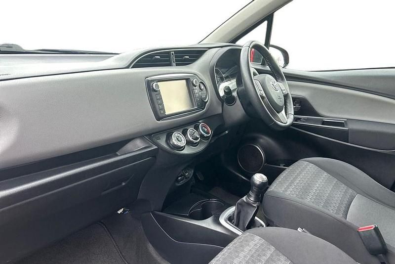 Used Toyota Yaris 69 HP (50 kW) 2016 Red Hatchback