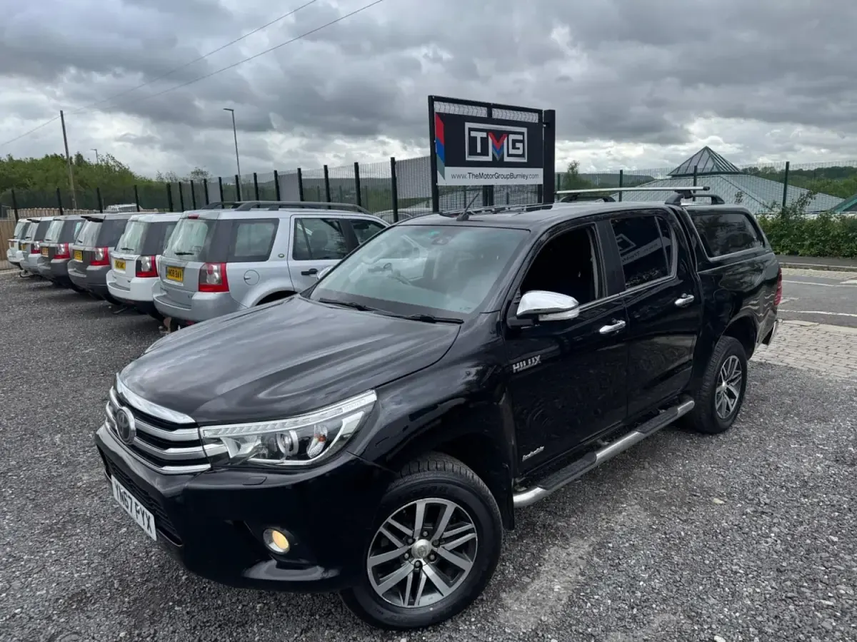 Used Toyota HiLux 150 HP (110 kW) 2017 Black Pickup