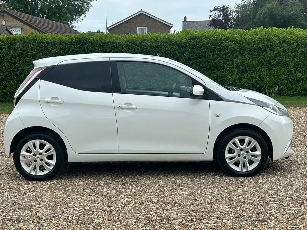 Used Toyota Aygo X-pure 69 HP (50 kW) 2016 White Hatchback