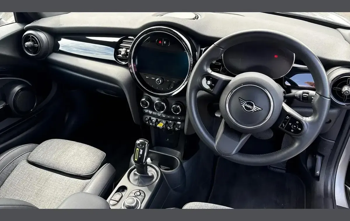 Begagnad Mini Cooper S Level 2 135 kW (184 HK) 2023 Silver Halvkombi