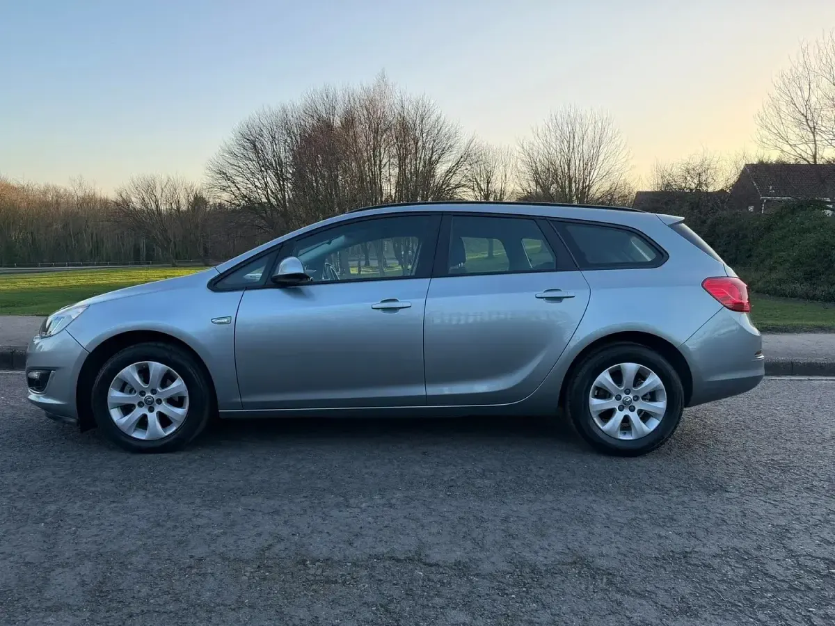 Used Vauxhall Astra Design Edition 95 HP (69 kW) 2014 Grey Estate