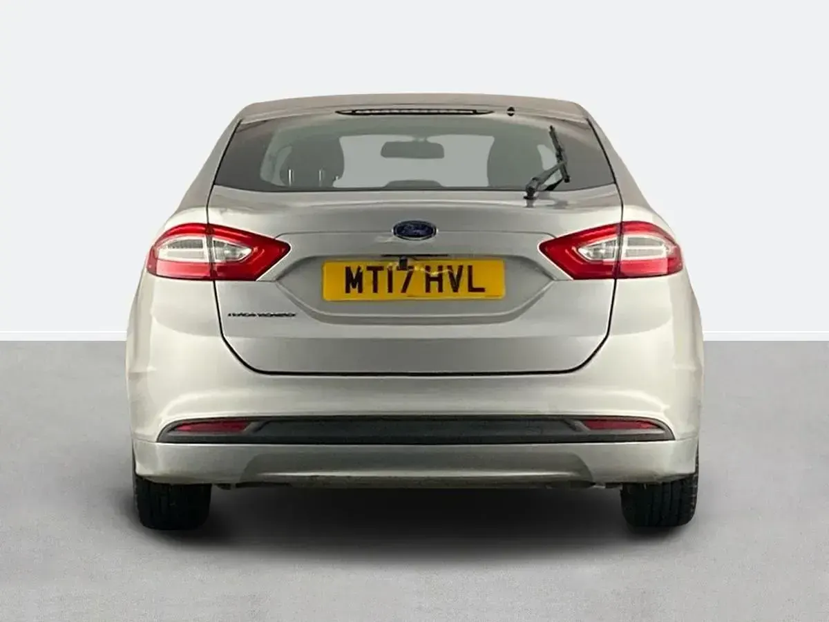 Używany Ford Mondeo Zetec 150 KM (110 kW) 2017 Srebrny Hatchback