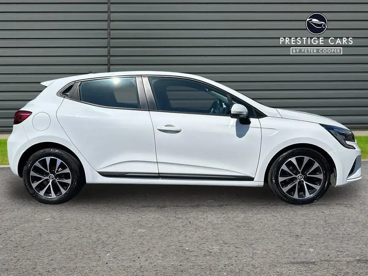 Used Renault Clio Iconic 90 HP (66 kW) 2022 White Hatchback