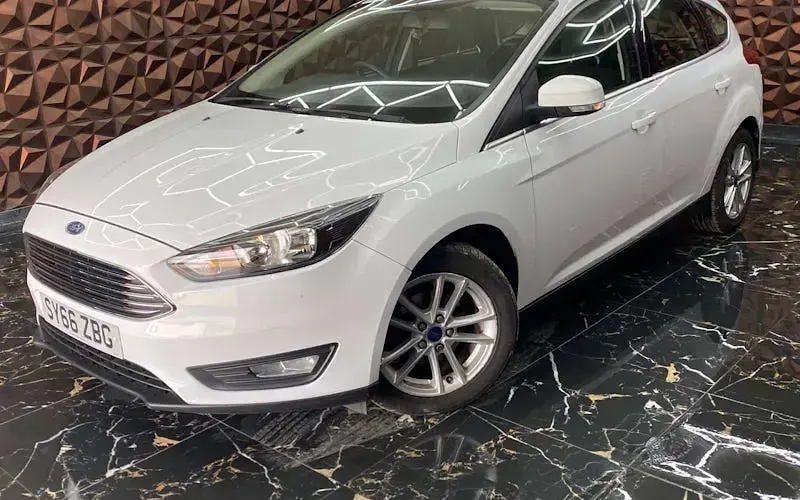 Used Ford Focus Zetec 125 HP (91 kW) 2016 White Hatchback