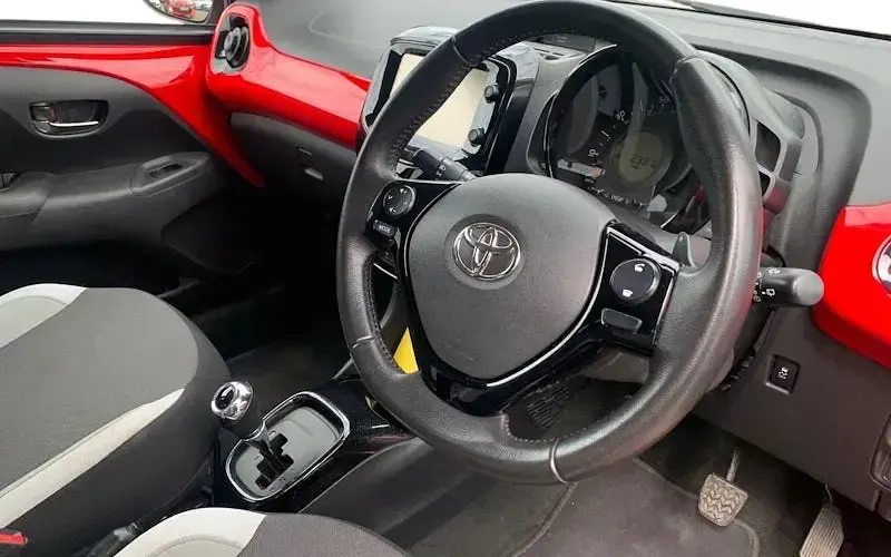 Usado Toyota Aygo x-style 69 HP (50 kW) 2017 Vermelho Citadino