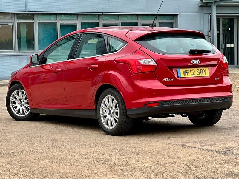 Used Ford Focus Titanium 125 HP (91 kW) 2012 Red Hatchback