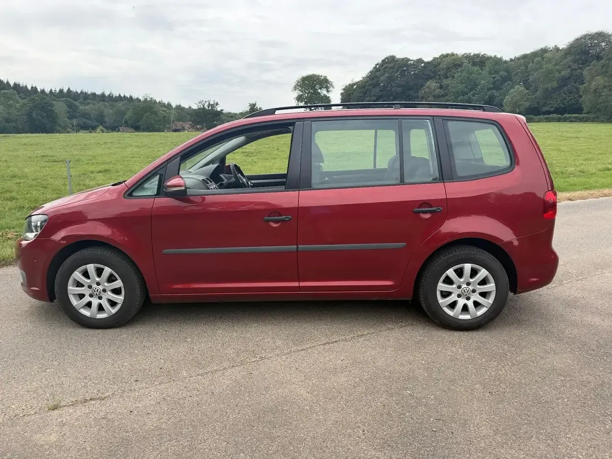 Used VW Touran S 105 HP (77 kW) 2011 Red MPV
