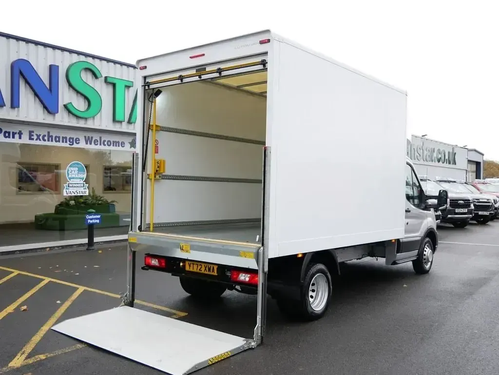 Używany Ford Transit 130 KM (95 kW) 2022 Srebrny Kabriolet