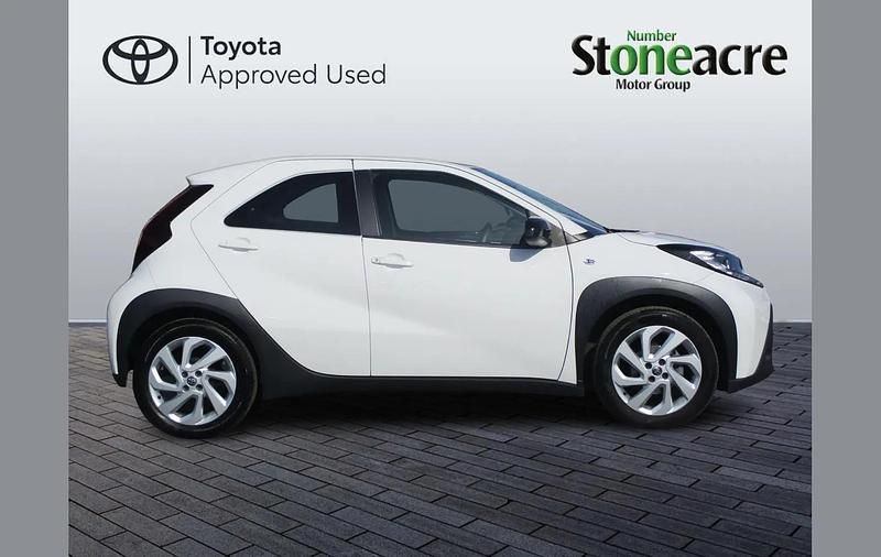 Used Toyota Aygo X PURE 72 HP (52 kW) 2024 White SUV
