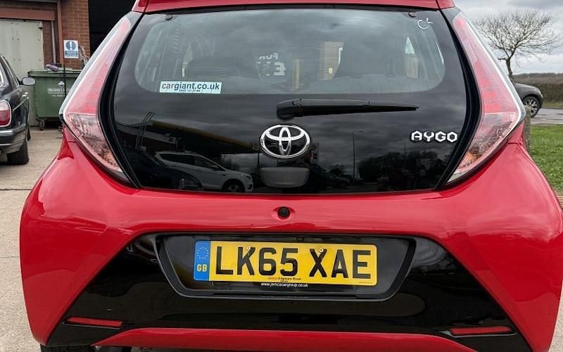Used Toyota Aygo x-press 69 HP (50 kW) 2015 Red Hatchback