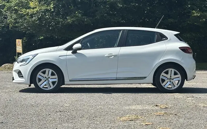 Used Renault Clio Play 72 HP (52 kW) 2020 White Hatchback