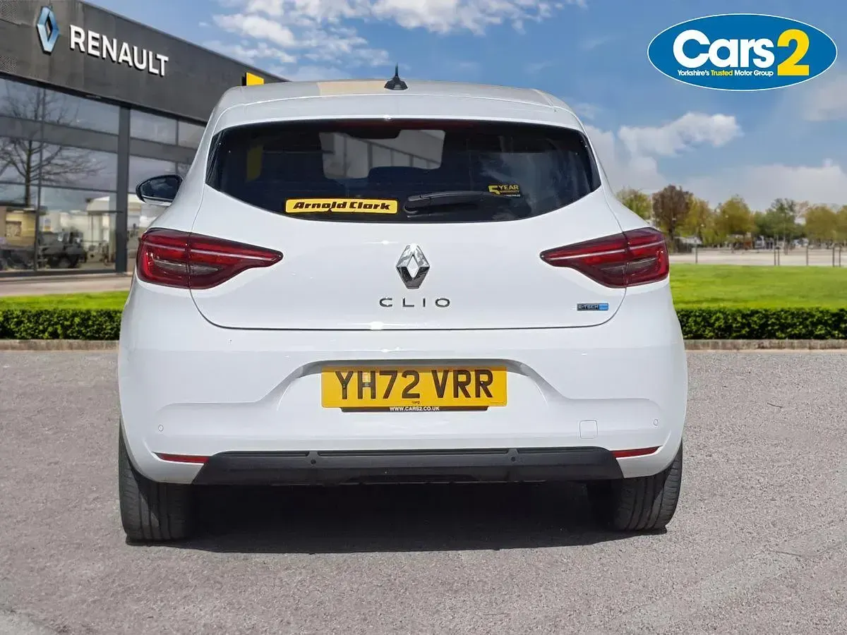 Used Renault Clio Iconic 140 HP (102 kW) 2022 White Hatchback