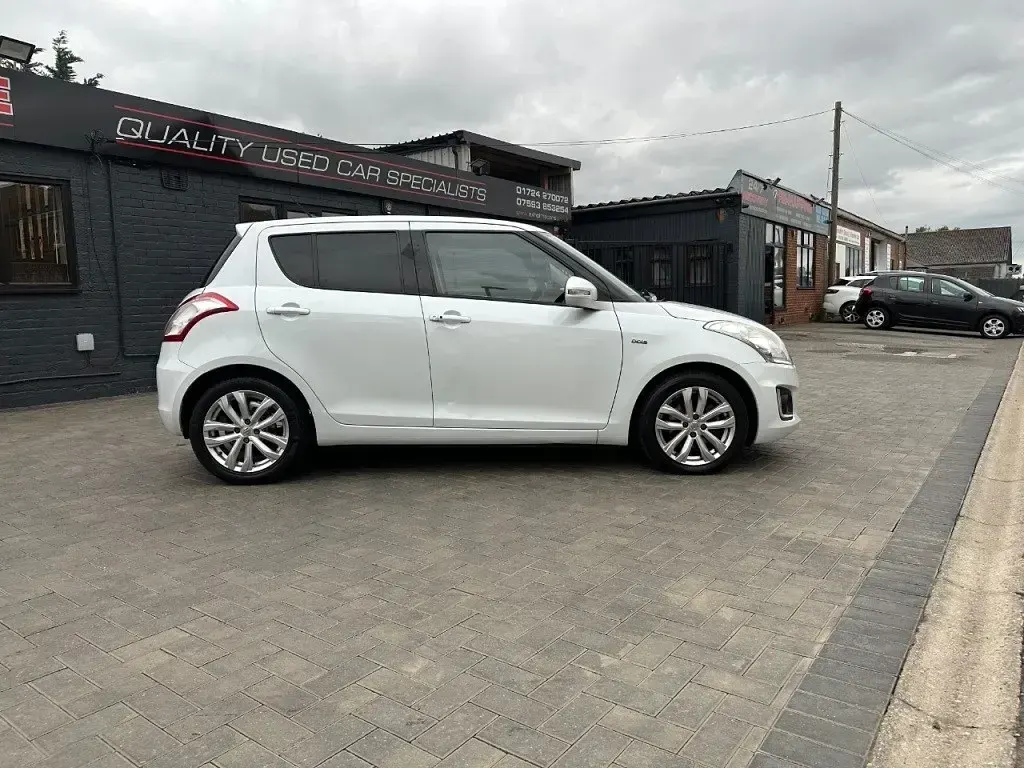 Begagnad Suzuki Swift SZ4 2014 Vit Halvkombi