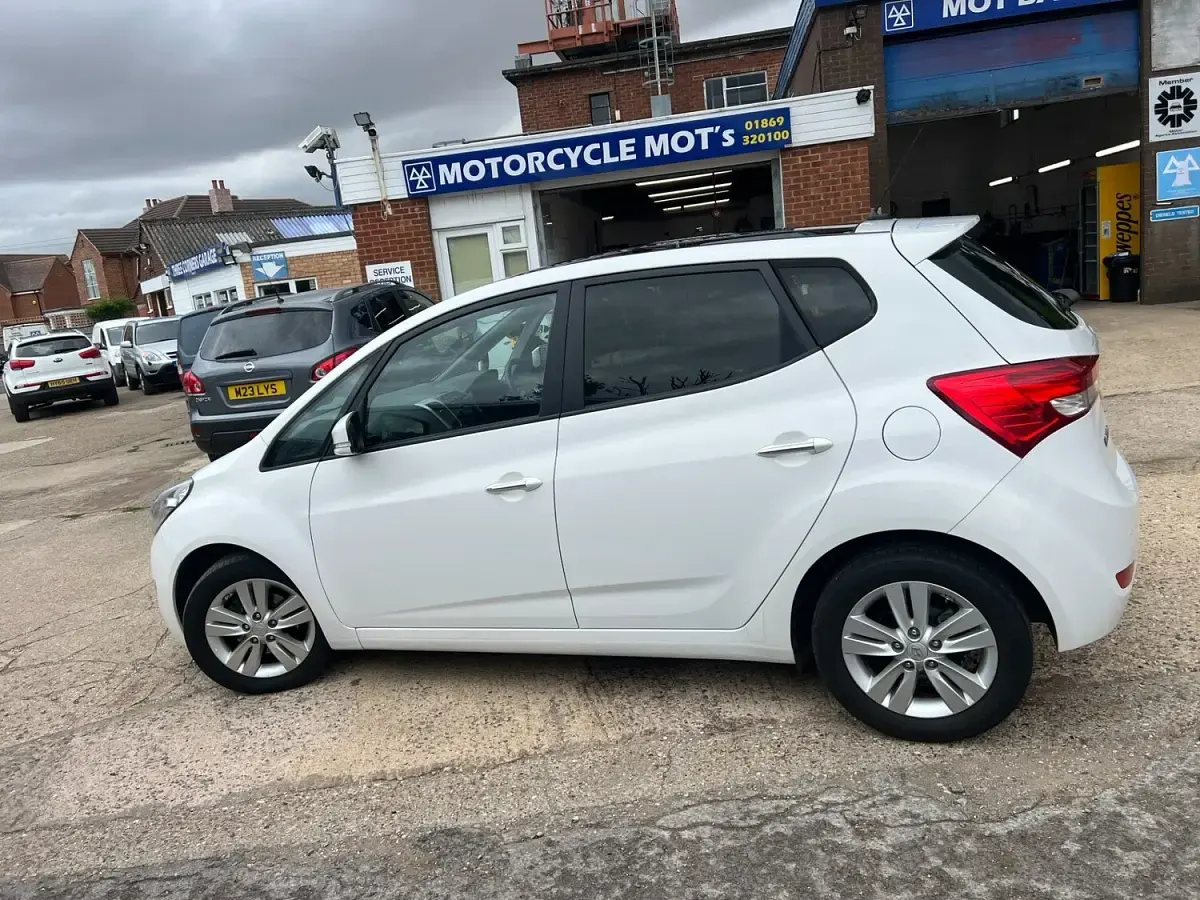 Used Hyundai ix20 Style 125 HP (91 kW) 2014 White Hatchback