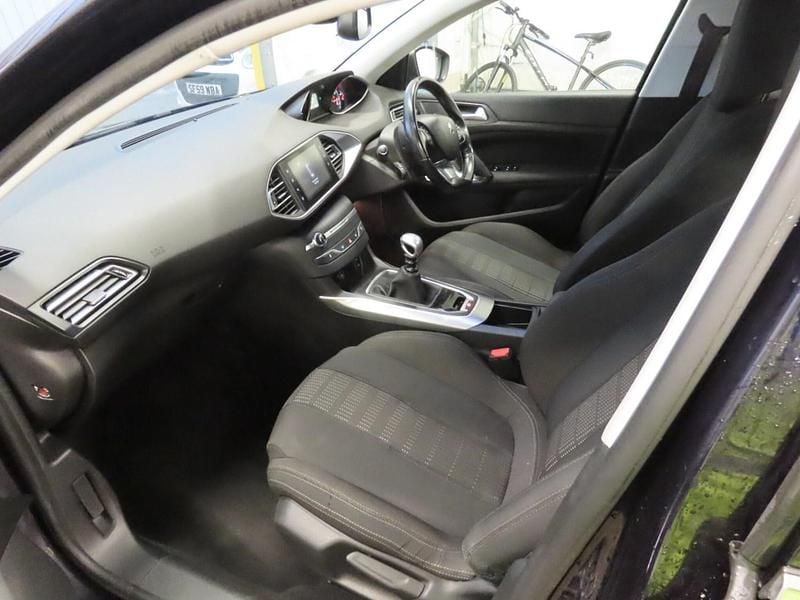 Used Peugeot 308 Allure 130 HP (95 kW) 2017 Blue Hatchback