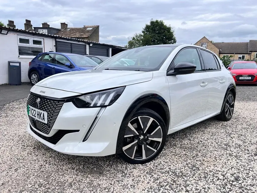 Used Peugeot e-208 GT 100 kW (136 HP) 2022 White Hatchback