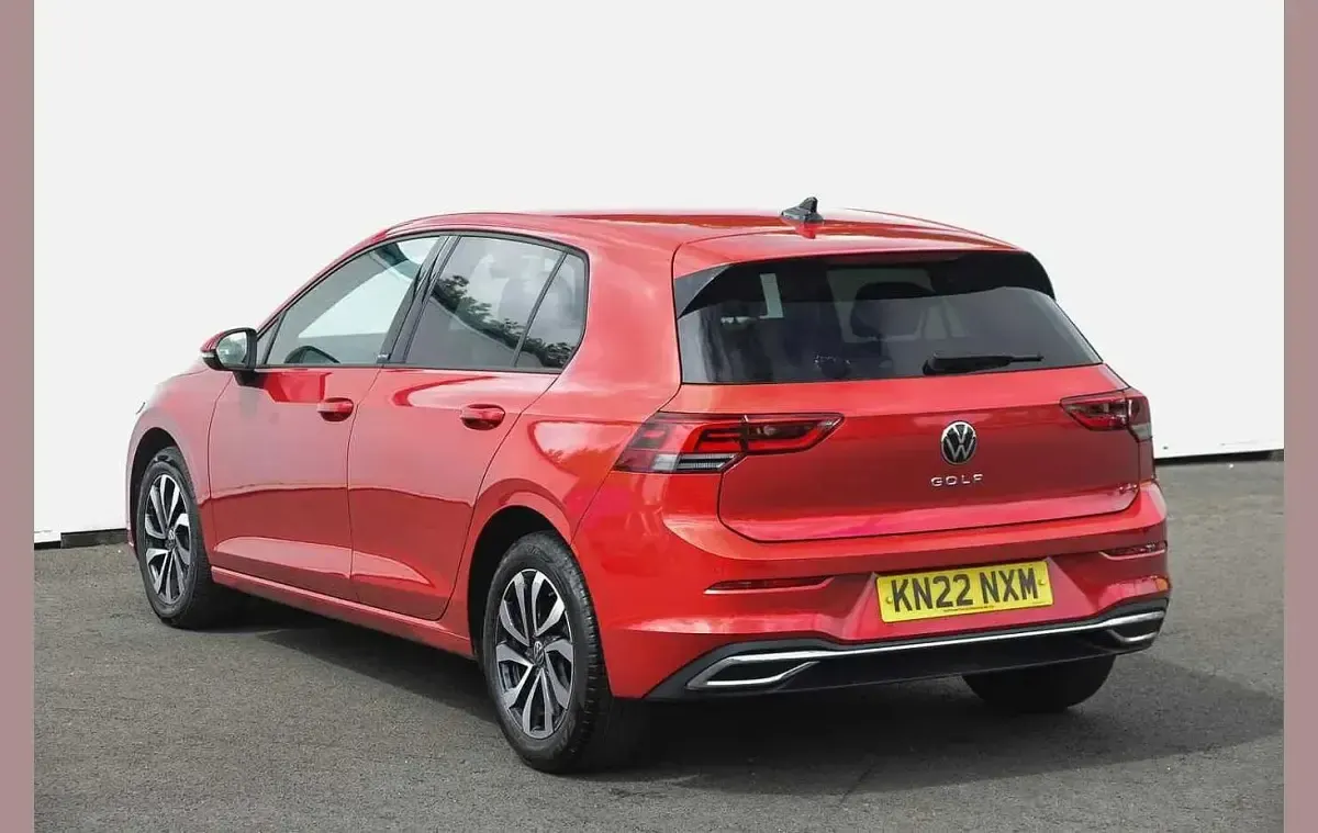 Używany VW Golf VIII Active 147 KM (108 kW) 2022 Czerwony Hatchback