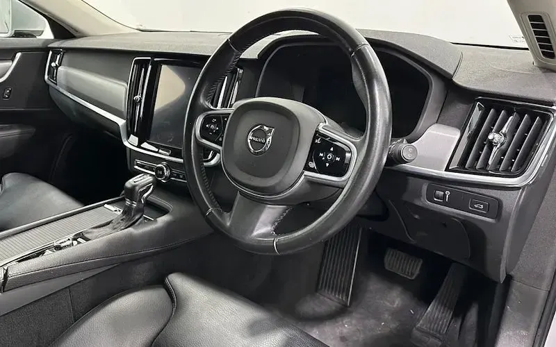 Used Volvo V90 Momentum 190 HP (139 kW) 2019 Silver Estate