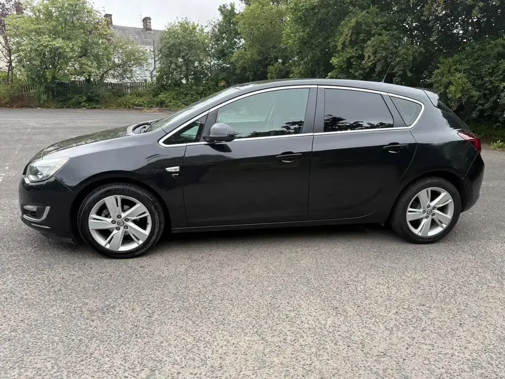 Used Vauxhall Astra SRi 140 HP (102 kW) 2014 Black Hatchback