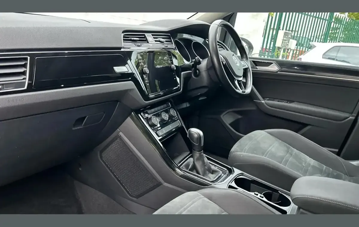 Begagnad VW Touran SEL 150 HK (110 kW) 2020 Grå Minibuss