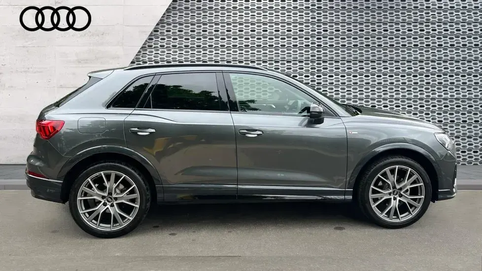 Usado Audi Q3 Black Edition 150 CV (110 kW) 2025 Gris SUV
