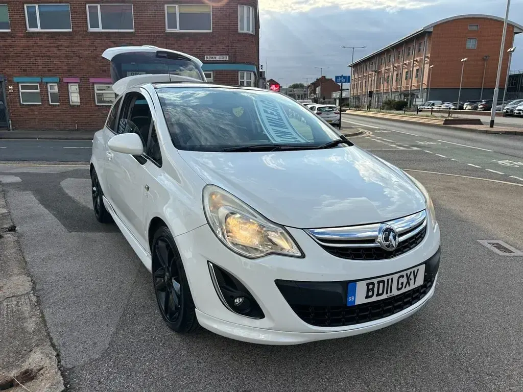 Used Vauxhall Corsa Edition 85 HP (62 kW) 2010 White Hatchback