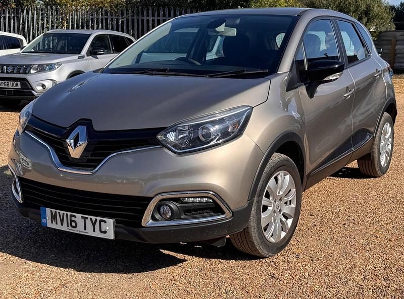 Used Renault Captur Expression+ 90 HP (66 kW) 2016 Beige SUV