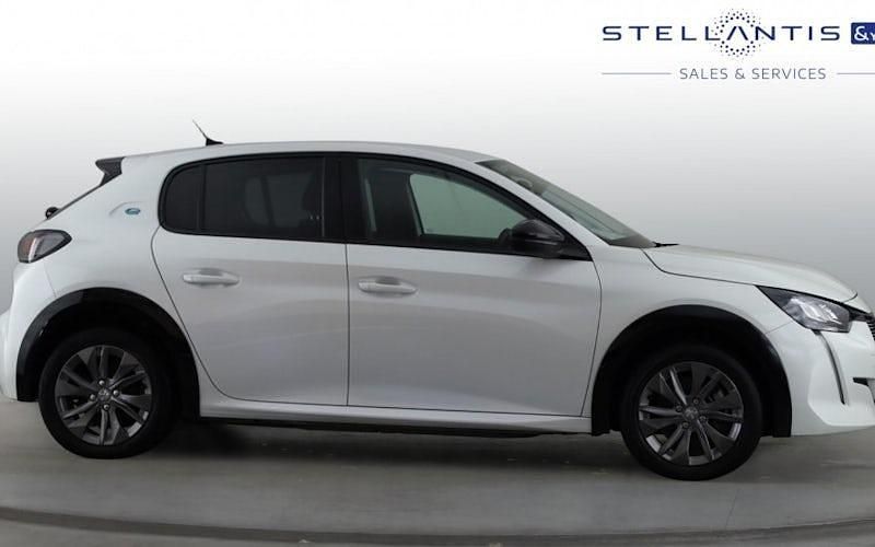 Used Peugeot e-208 Allure+ 100 kW (136 HP) 2022 White Hatchback
