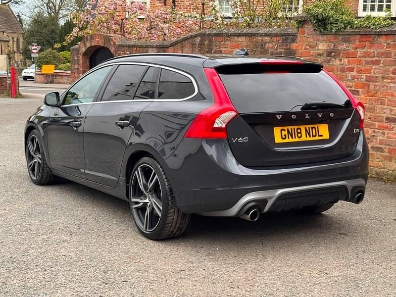 Usado Volvo V60 R-Design 150 HP (110 kW) 2018 Cinzento Carrinha