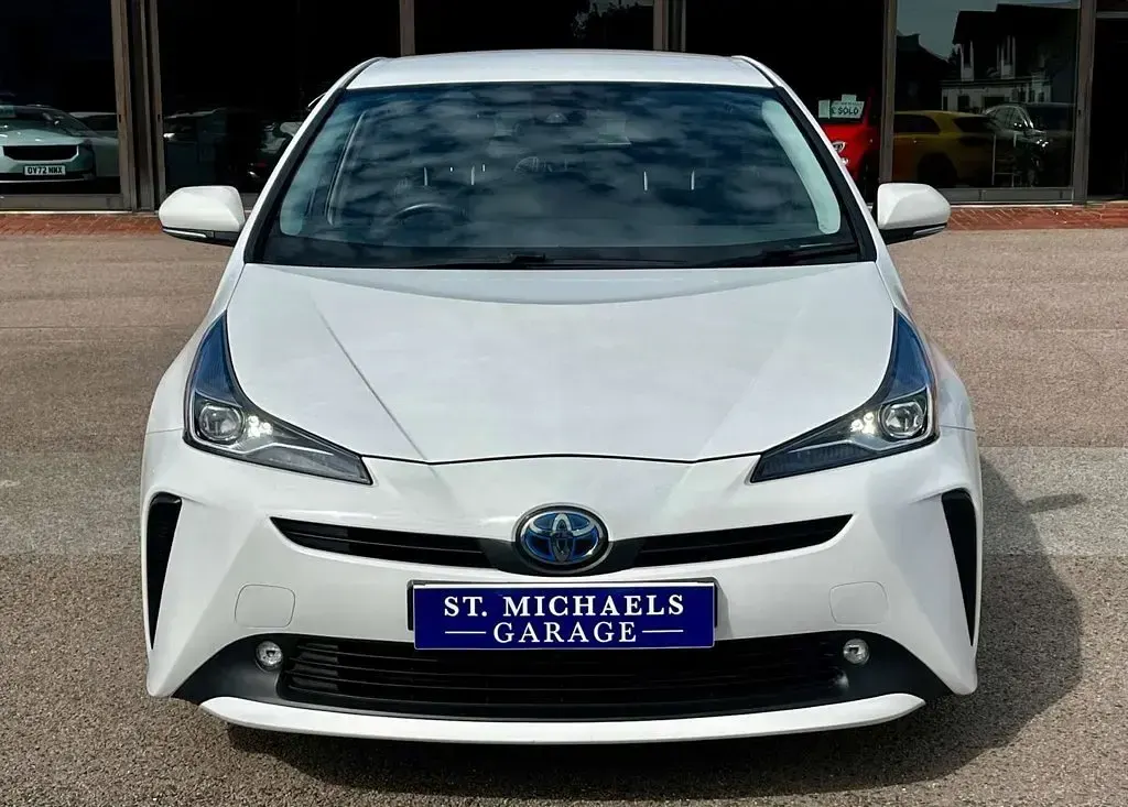 Used Toyota Prius Active 122 HP (89 kW) 2020 White Hatchback