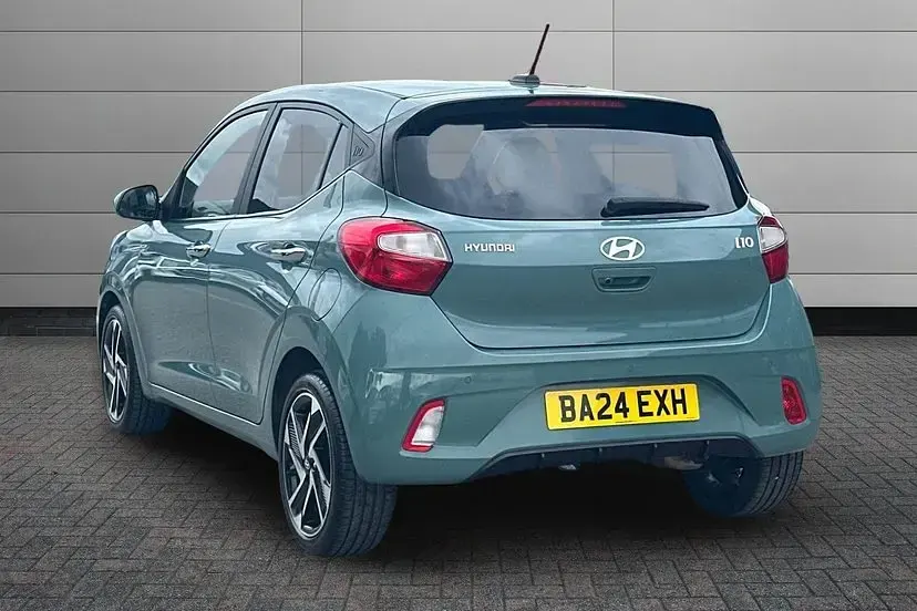 Used Hyundai i10 Premium 67 HP (49 kW) 2024 Mangrove green Hatchback