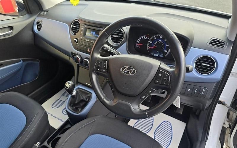 Used Hyundai i10 Premium 87 HP (63 kW) 2015 White Hatchback