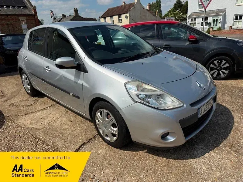 Usado Renault Clio II Expression 110 HP (80 kW) 2009 Prateado Citadino