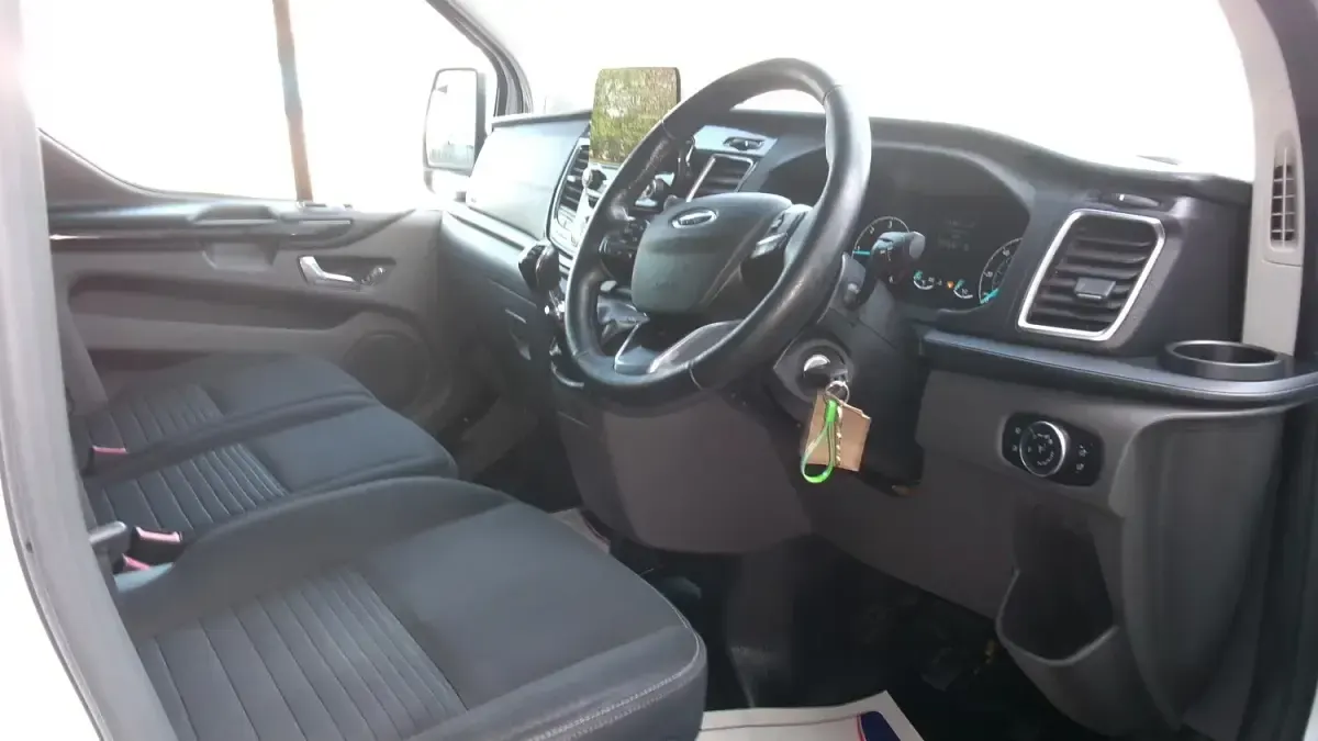 Used Ford Transit Custom Limited 170 HP (125 kW) 2022 White Van
