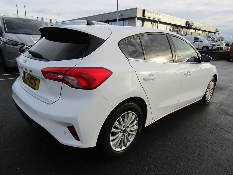Begagnad Ford Focus Titanium 125 HK (91 kW) 2022 Vit Halvkombi