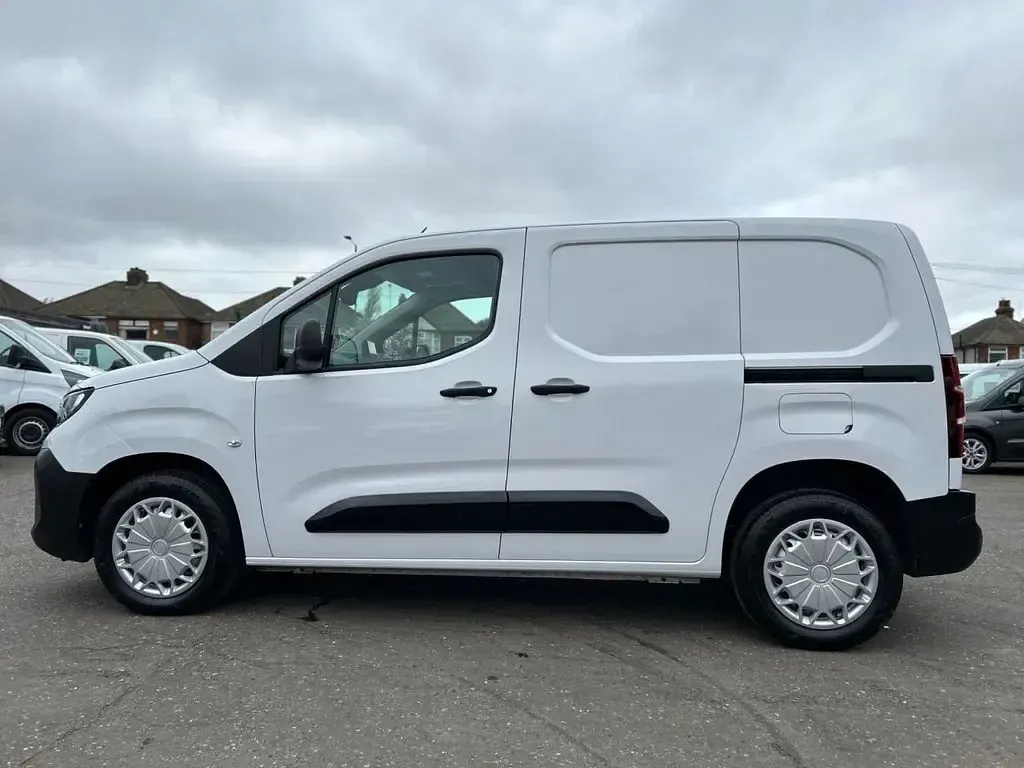 Used Vauxhall Combo 100 HP (73 kW) 2024 White MPV