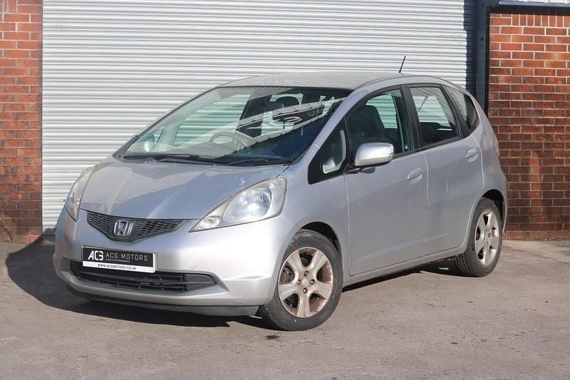 Used Honda Jazz ES 99 HP (72 kW) 2011 Silver Hatchback