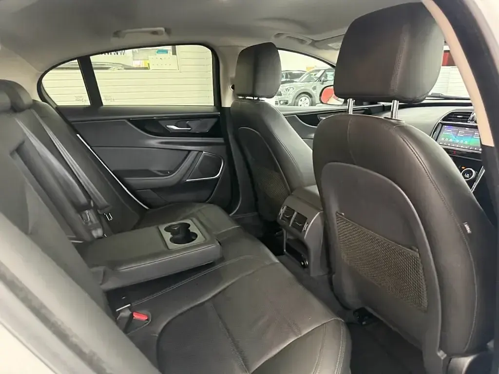 Gebraucht Jaguar XE SE 180 PS (132 kW) 2020 Weiß Limousine