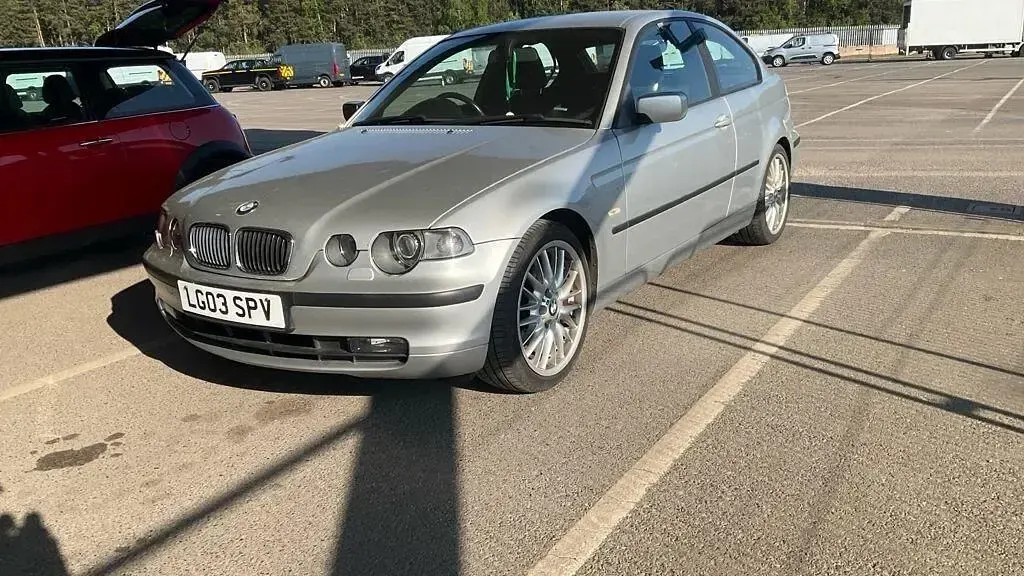 Usado BMW 318 Compact 2003 Plateado Utilitario