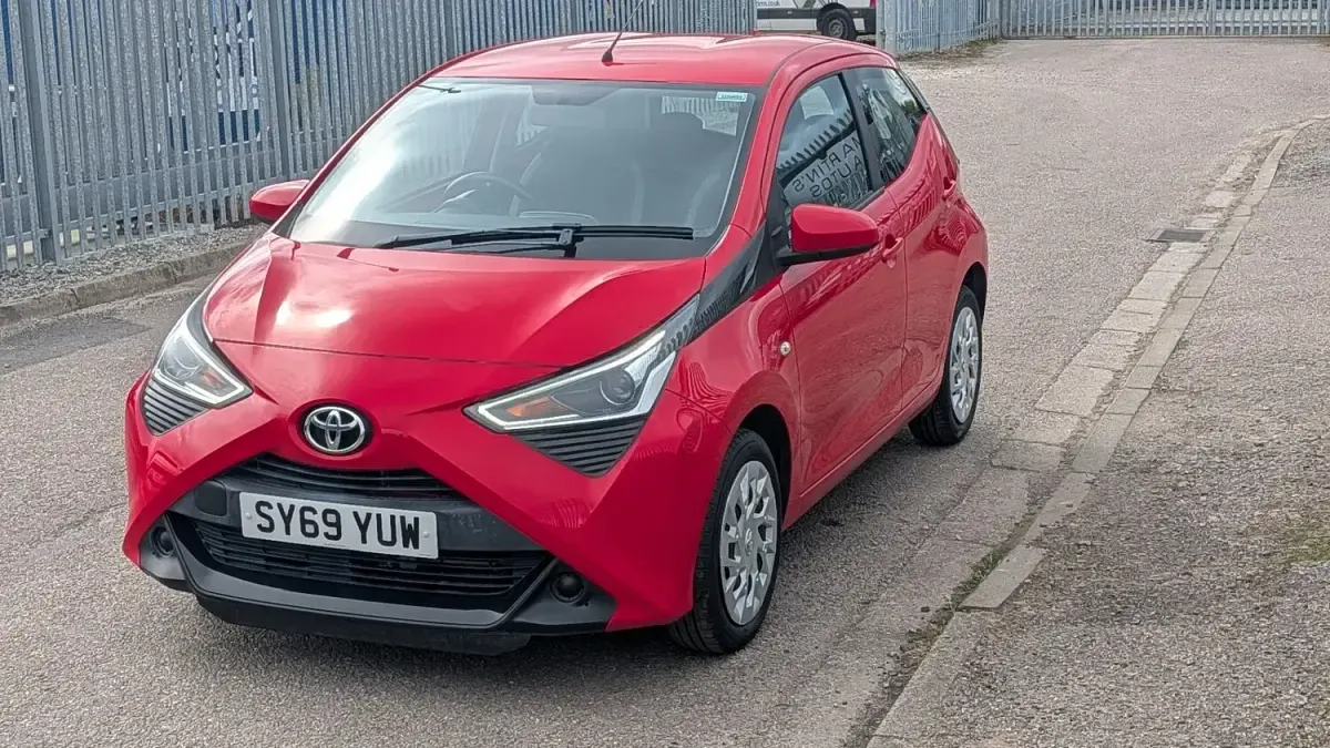 Used Toyota Aygo X-play 72 HP (52 kW) 2020 Red Hatchback